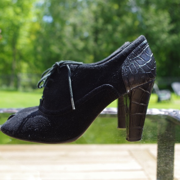 Nickels Lace-up Black Heels: Size 7 - Picture 4 of 4